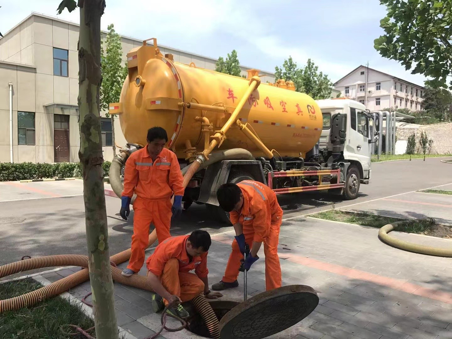 大岭山镇管道疏通车停在窨井附近